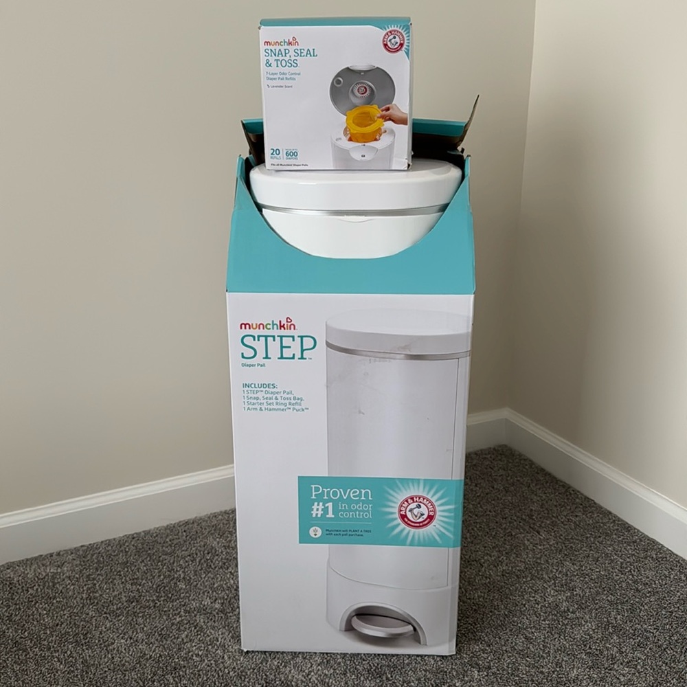 Munchkin Step Diaper Pail and 20 refill bags